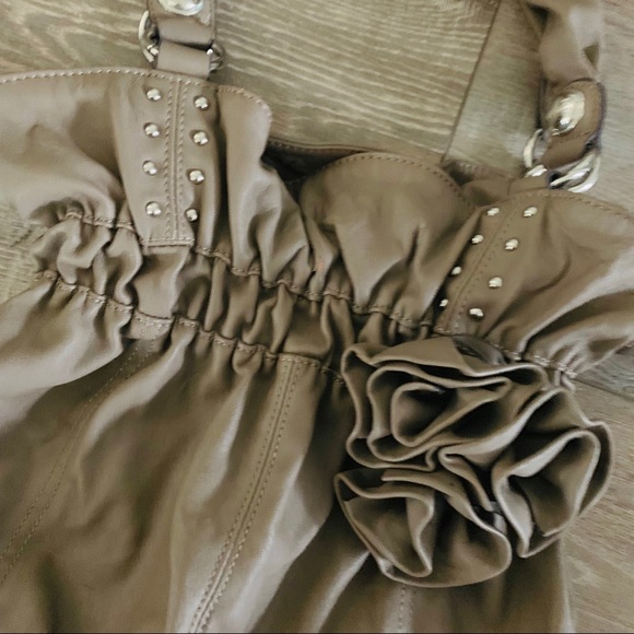 Elle NWOT Taupe Purse with Rosette - Picture 4 of 5